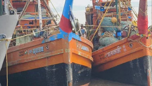 সাগরে বিদেশি দুই মাছ ধরার ট্রলার আটক করেছে নৌবাহিনী