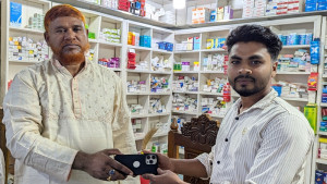 আইফোন পেয়ে মালিককে খুঁজছে কলেজছাত্র