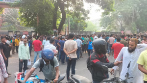 ঢাকা-চট্টগ্রাম মহাসড়ক অবরোধ করে বিক্ষোভ, দীর্ঘ যানজট