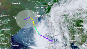 ঘূর্ণিঝড় ‘ডানা’: আরও এগিয়ে এলো, বাড়লো সতর্ক সংকেত