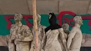 রাজু ভাস্কর্যে নারীর মাথায় কালো হিজাব 