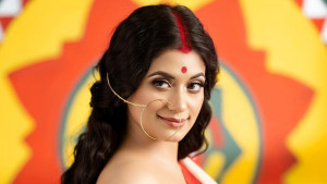 কোথায় কিভাবে পূজা উদযাপন করছেন নায়িকা মন্দিরা
