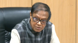 শেখ হাসিনার ঘনিষ্ঠ ব্যবসায়ীরা ১৭০০ কোটি ডলার সরিয়েছেন: গভর্নর