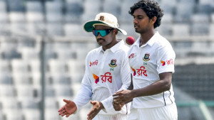 তিন সেশন ব্যাটিং ও চারশ’ রান চান হাসান