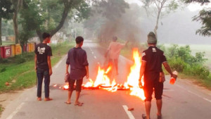 ইউপিডিএফের ডাকে খাগড়াছড়িতে সকাল-সন্ধ্যা অবরোধ চলছে 