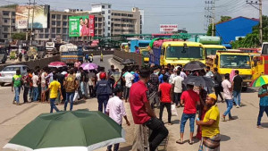 পোশাক শ্রমিকদের ঢাকা-টাঙ্গাইল মহাসড়ক অবরোধ