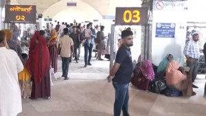 ট্রেন ছাড়ছে দেরিতে, দুর্ভোগে যাত্রীরা