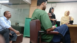 কিশোরগঞ্জে ন্যাশনাল ব্যাংকের শাখায় লেনদেন বন্ধ, ভোগান্তিতে গ্রাহক