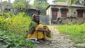 জমি লিখে না দেওয়ায় মাকে মারধর করে বের করে দিল ছেলে