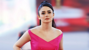 কাজের বাইরে অন্য কিছু নিয়ে আলোচনায় থাকতে চাই না: ঐশী