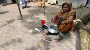 নলকূপ থেকে বের হচ্ছে গ্যাস; চলছে রান্নার কাজও