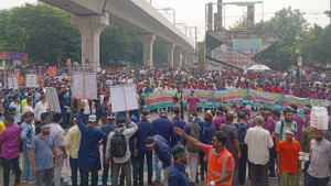 শাহবাগে আউটসোর্সিং কর্মীদের অবরোধ, যান চলাচল বন্ধ