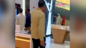 শামীম ওসমানকে দেখা গেল আমিরাতে শপিং সেন্টারে
