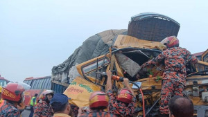 টাঙ্গাইলে ট্রাক-কাভার্ডভ্যানের মুখোমুখি সংঘর্ষে নিহত ২