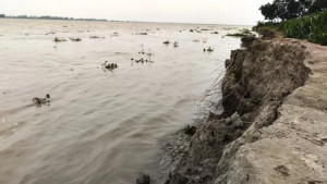 তিস্তায় কমছে পানি, বাড়ছে ভাঙন 