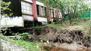 পুকুরপাড় ধসে ঝুঁকিতে প্রাথমিক বিদ্যালয় ভবন