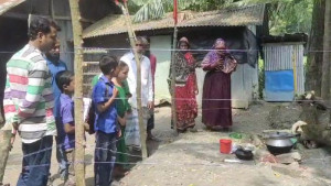 সদ্য স্থাপিত নলকূপ থেকে বের হচ্ছে গ্যাস, চলছে রান্নাবান্না