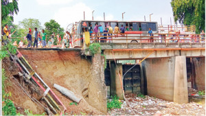 স্লুইসগেটের পাশে প্রতিরক্ষা দেয়ালে ধস