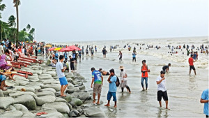 পাহাড়ে খাঁ খাঁ, পর্যটকের ঢল কক্সবাজার-কুয়াকাটায়
