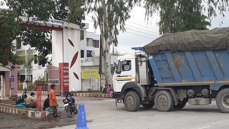 ৬ দিন পর বাংলাবান্ধা স্থলবন্দরের কার্যক্রম শুরু ৬ দিন পর বাংলাবান্ধা স্থলবন্দরের কার্যক্রম শুরু