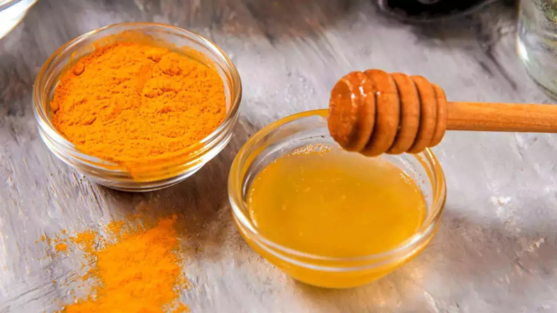 মধুর সঙ্গে হলুদ মিশিয়ে খেলে কী হয়? মধুর সঙ্গে হলুদ মিশিয়ে খেলে কী হয়?