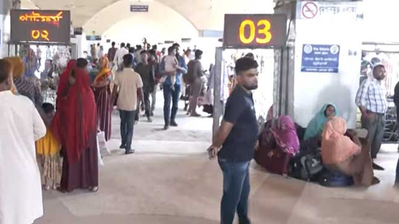 ট্রেন ছাড়ছে দেরিতে, দুর্ভোগে যাত্রীরা ট্রেন ছাড়ছে দেরিতে, দুর্ভোগে যাত্রীরা