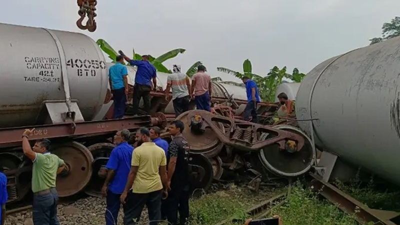 ১১ ঘণ্টা পর খুলনার সঙ্গে সারা দেশের রেল যোগাযোগ স্বাভাবিক ১১ ঘণ্টা পর খুলনার সঙ্গে সারা দেশের রেল যোগাযোগ স্বাভাবিক
