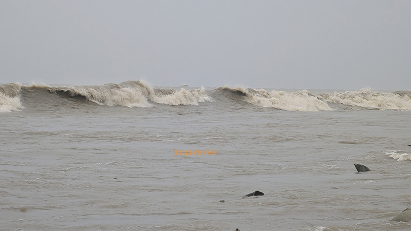 সাগর খুবই উত্তাল, ঝড়ো হাওয়ার শঙ্কা সাগর খুবই উত্তাল, ঝড়ো হাওয়ার শঙ্কা