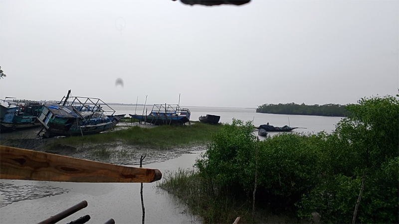 সাতক্ষীরায় ভোর থেকে বৃষ্টি, খোলা ৮৮৭ আশ্রয়কেন্দ্র সাতক্ষীরায় ভোর থেকে বৃষ্টি, খোলা ৮৮৭ আশ্রয়কেন্দ্র