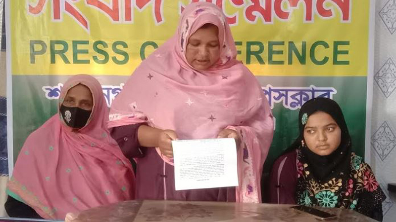 বাবা হত্যার মামলা করে জীবনের ঝুঁকিতে মেয়ে বাবা হত্যার মামলা করে জীবনের ঝুঁকিতে মেয়ে