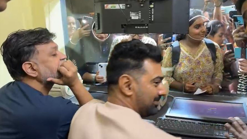 কাউন্টারে বসে টিকিট বিক্রি করলেন দেব-সৃজিত কাউন্টারে বসে টিকিট বিক্রি করলেন দেব-সৃজিত