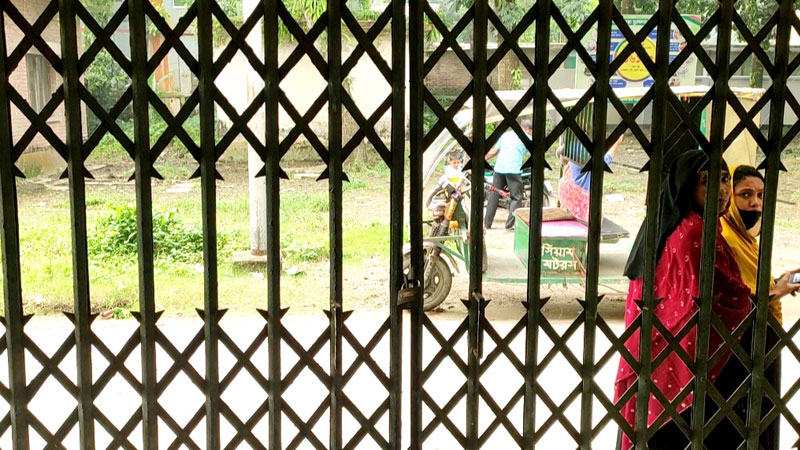 দ্বন্দ্বের জেরে স্বাস্থ্য কমপ্লেক্সে তালা, চিকিৎসা বন্ধ দ্বন্দ্বের জেরে স্বাস্থ্য কমপ্লেক্সে তালা, চিকিৎসা বন্ধ