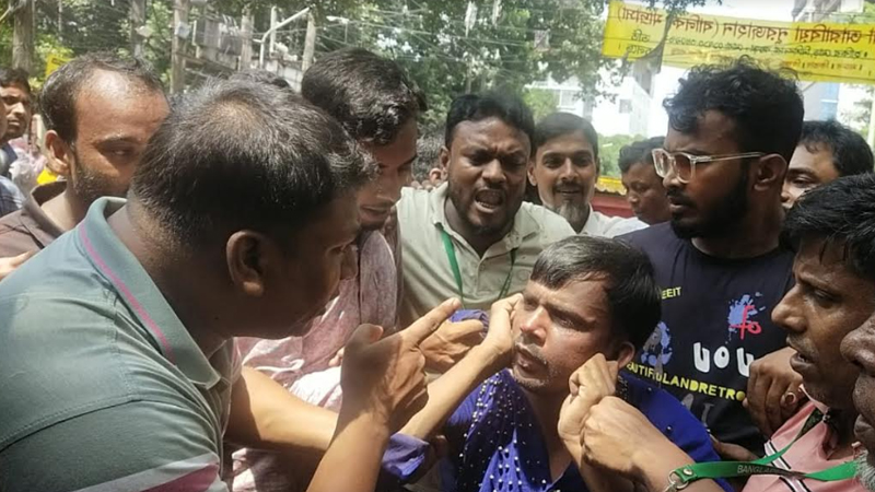 হিরো আলমকে চ্যাংদোলা করে আদালত প্রাঙ্গণে নিয়ে কিলঘুষি, পরে কান ধরে ওঠবস হিরো আলমকে চ্যাংদোলা করে আদালত প্রাঙ্গণে নিয়ে কিলঘুষি, পরে কান ধরে ওঠবস