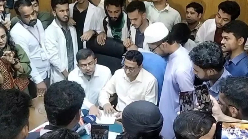 আন্দোলনের মুখে পদত্যাগ করলেন শেবাচিম হাসপাতালের পরিচালক আন্দোলনের মুখে পদত্যাগ করলেন শেবাচিম হাসপাতালের পরিচালক
