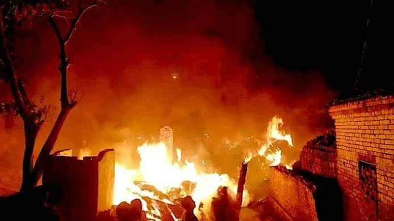 ফের বিয়ে করায় সাবেক স্বামীর বাড়িতে আগুন দিলেন নারী ফের বিয়ে করায় সাবেক স্বামীর বাড়িতে আগুন দিলেন নারী