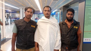 ওমরাযাত্রীর ছদ্মবেশে পালানোর সময় গ্রেপ্তার বদির ক্যাশিয়ার