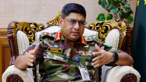 ‘যাই হোক না কেন’ অন্তর্বর্তী সরকারকে সমর্থনের প্রতিশ্রুতি সেনাপ্রধানের