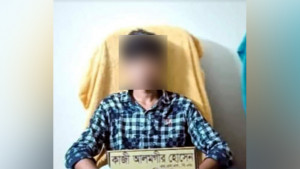 প্রধান শিক্ষকের পদত্যাগ দাবি করে চেয়ারেই বসে গেল ছাত্র