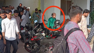 অবাঞ্ছিত শিক্ষককে ক্যাম্পাস ছাড়া করলেন শিক্ষার্থীরা