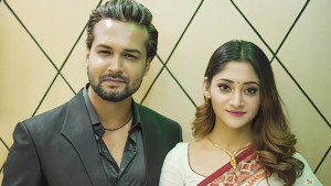 প্রেক্ষাগৃহে ফের আদর-পূজার ‘লিপস্টিক’