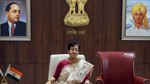 মুখ্যমন্ত্রীর দায়িত্ব নিয়ে কেজরিওয়ালের জন্য পাশের চেয়ার খালি রাখলেন আতিশি