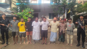 যৌথ বাহিনীর অভিযানে অস্ত্র-গোলাবারুদসহ গ্রেপ্তার ৮