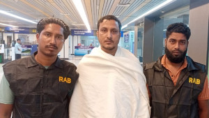 বিমানের কেবিন থেকে বদির ক্যাশিয়ার সালাহ উদ্দিন আটক