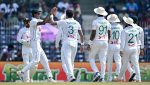 ৩৭৬ রানে অলআউট ভারত, হাসানের ফাইফার