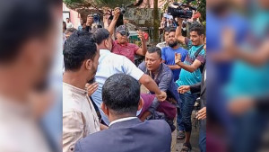 বরিশালে আদালত প্রাঙ্গণে আ’লীগ-যুবদলের পাল্টাপাল্টি হামলা