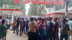 টঙ্গী‌তে বাটা সু কারখানার শ্রমিকদের বি‌ক্ষোভ চলছে