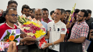 বহিষ্কৃত প্রকৌশলীকে চেয়ারে বসালেন বিএনপি নেতাকর্মীরা