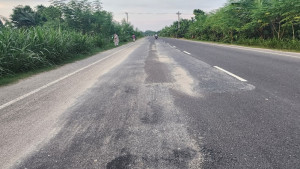 সংস্কারের আট মাসেই দেবে গেছে সড়ক