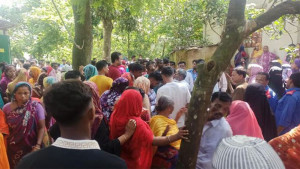 খাটের ওপর পড়ে ছিল মা-ছেলেসহ ৩ লাশ