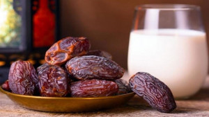 রাতে দুধের সঙ্গে খেজুর খেলে কী হয়? 